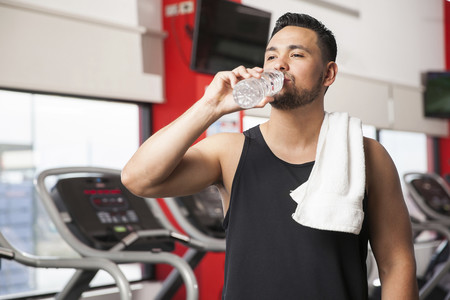 Cerveza, leche, bebidas deportivas... Este estudio te dice qué bebida tiene un mejor índice de hidratación