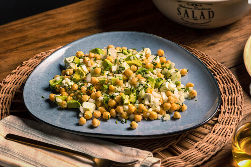 Ensalada de garbanzos, aguacate y queso feta la receta con la que no puede ser más fácil (y