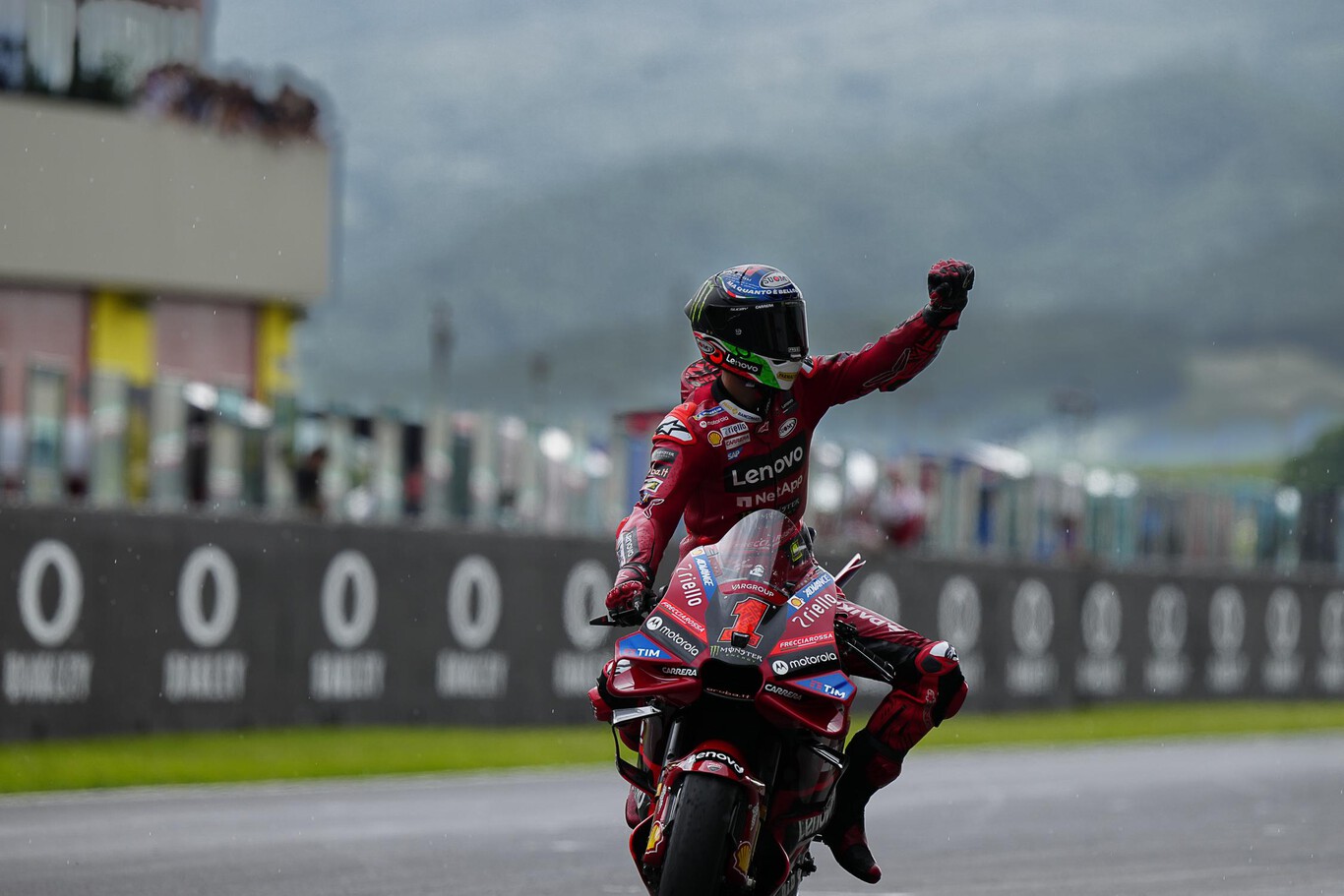 Pecco Bagnaia arrasa en otro abrumador triplete de Ducati y Marc Márquez se cae otra vez en Mugello
