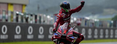 Pecco Bagnaia arrasa en otro abrumador triplete de Ducati y Marc Márquez se cae otra vez en Mugello