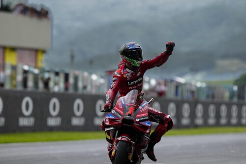 Pecco Bagnaia arrasa en otro abrumador triplete de Ducati y Marc Márquez se cae otra vez en Mugello