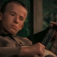 Hace 54 años, usó la magia del cine para tocar el banjo con una mano: consiguió una de las escenas más recordadas del cine de aventuras y un éxito de ventas
