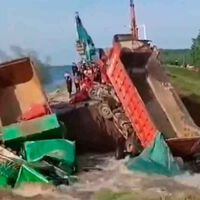 Tirar camiones cargados de arena para tapar un agujero en un gigantesco lago de China. No ha funcionado: han tenido que evacuar a 5.800 personas