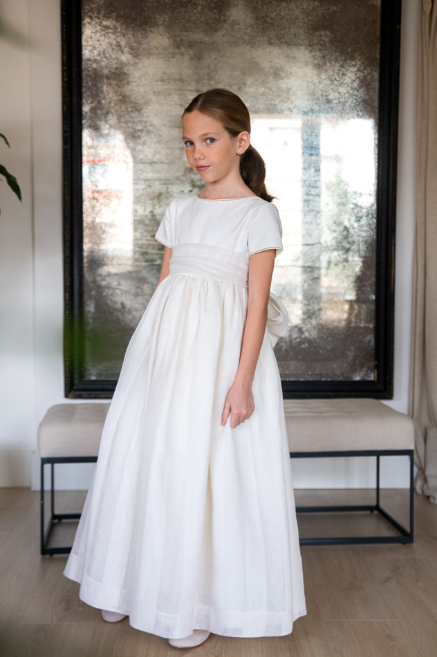 vestido blanco sencillo de corte tradicional