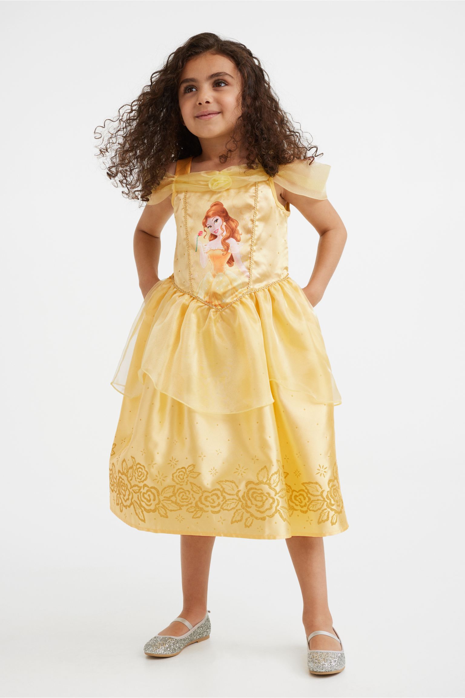 Vestido de disfraz con falda con vuelo y detalles decorativos brillantes.