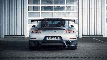 Es hipnótico ver en este vídeo cómo el Porsche 911 GT2 RS hace el 0 a 356 km/h