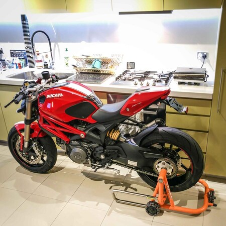 Este caballete multidireccional puede mover la moto en cualquier dirección y es perfecto para garajes pequeños