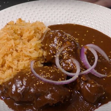 Los moles del centro que no son de Puebla: recetas de Tlaxcala, Hidalgo y Morelos para la noche mexicana
