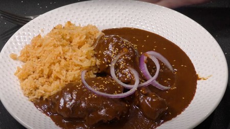 Los moles del centro que no son de Puebla: recetas de Tlaxcala, Hidalgo y Morelos para la noche mexicana