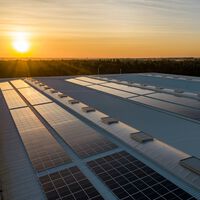 El precio de las baterías está cayendo tanto que hay sitios donde ya se están planteando algo que parecía imposible: energía solar 24 horas al día 