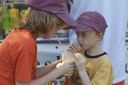 niñas bebiendo limonada