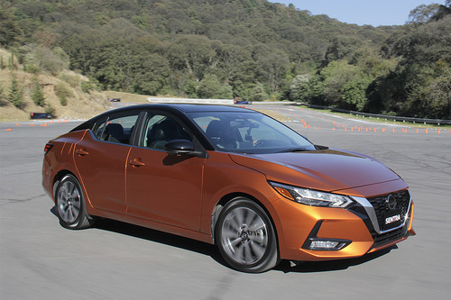 Nissan Sentra 2020, al volante de un sedán que no se parece en nada al anterior (y eso es bueno)