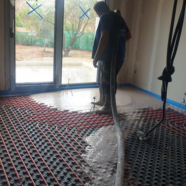 El bricolaje que le salió redondo: colocó el suelo radiante él mismo y se ahorró 8.000 euros