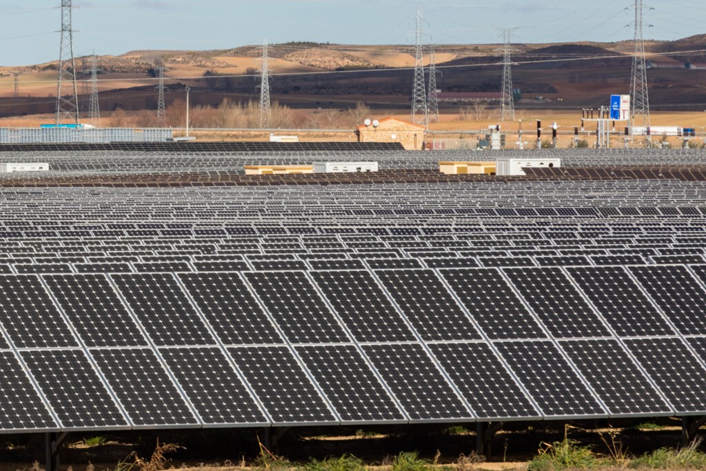 Hay tanta energía eólica y solar en España que está desequilibrando la red eléctrica. La solución es más flexibilidad