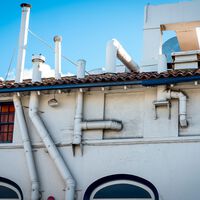 Confirmado por la Ley de Propiedad Horizontal: multas de hasta 3.000 euros por este error en el extractor de humo de tu cocina 
