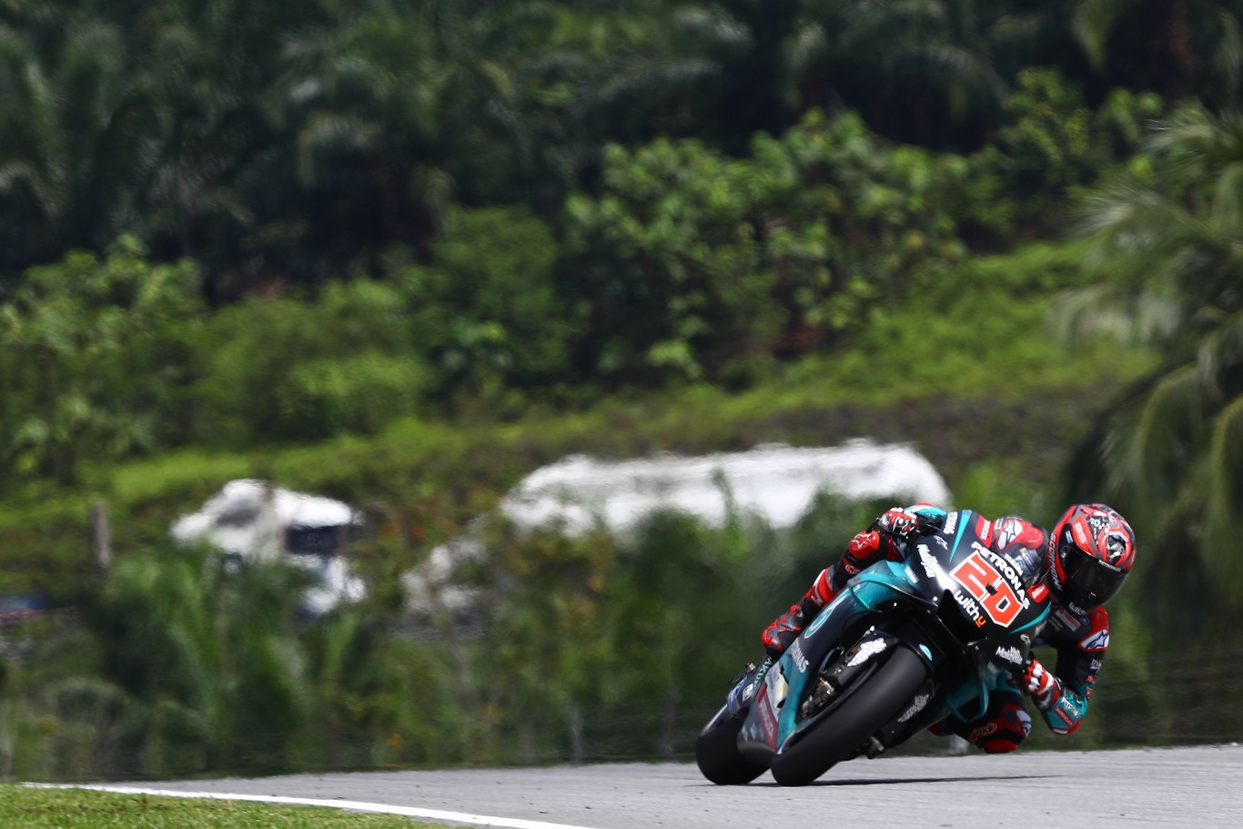Fabio Quartararo le gana el duelo mental a Marc Márquez para hacer una pole de récord en Sepang