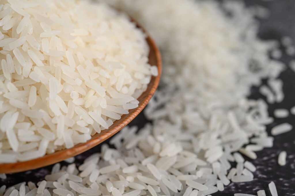 Expertos y cocineros aseguran que lavar el arroz en un recipiente como este, antes de cocinarlo, mejora muchas variedades
