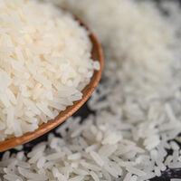 Expertos y cocineros aseguran que lavar el arroz en un recipiente como este, antes de cocinarlo, mejora muchas variedades