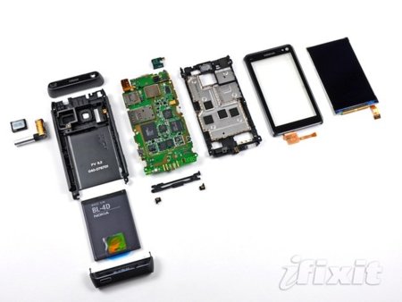 Nokia N8 pasa por los destornilladores de iFixit: diseño muy robusto y batería fácilmente intercambiable