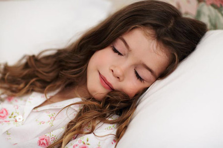 Los niños duermen mejor cuando se van a la cama con sueño