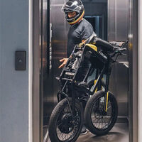 Motos que se doblan y caben en un ascensor: La nueva moda de movilidad en Europa cuesta menos de 3.000 euros