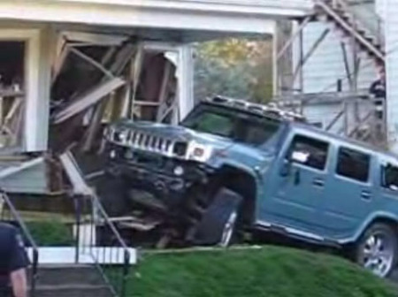 Hummer H2 contra casa