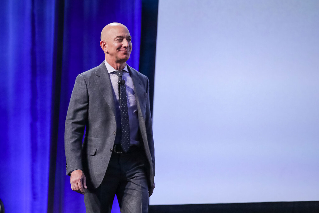 Amazon ha superado los tres billones de capitalización y Jeff Bezos ha hecho lo que mejor se le da: vender 15 millones de acciones
