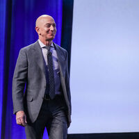 Amazon ha superado los tres billones de capitalización y Jeff Bezos ha hecho lo que mejor se le da: vender 15 millones de acciones 