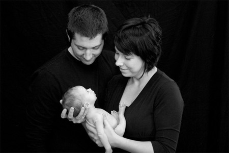 Una vez somos padres, ¿debemos dejar que las visitas cojan al bebé?