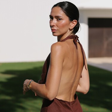 Olvídate de los vestidos blancos. Este vestido marrón chocolate de Parfois es el más fresquito y elegante para llevar en días de playa