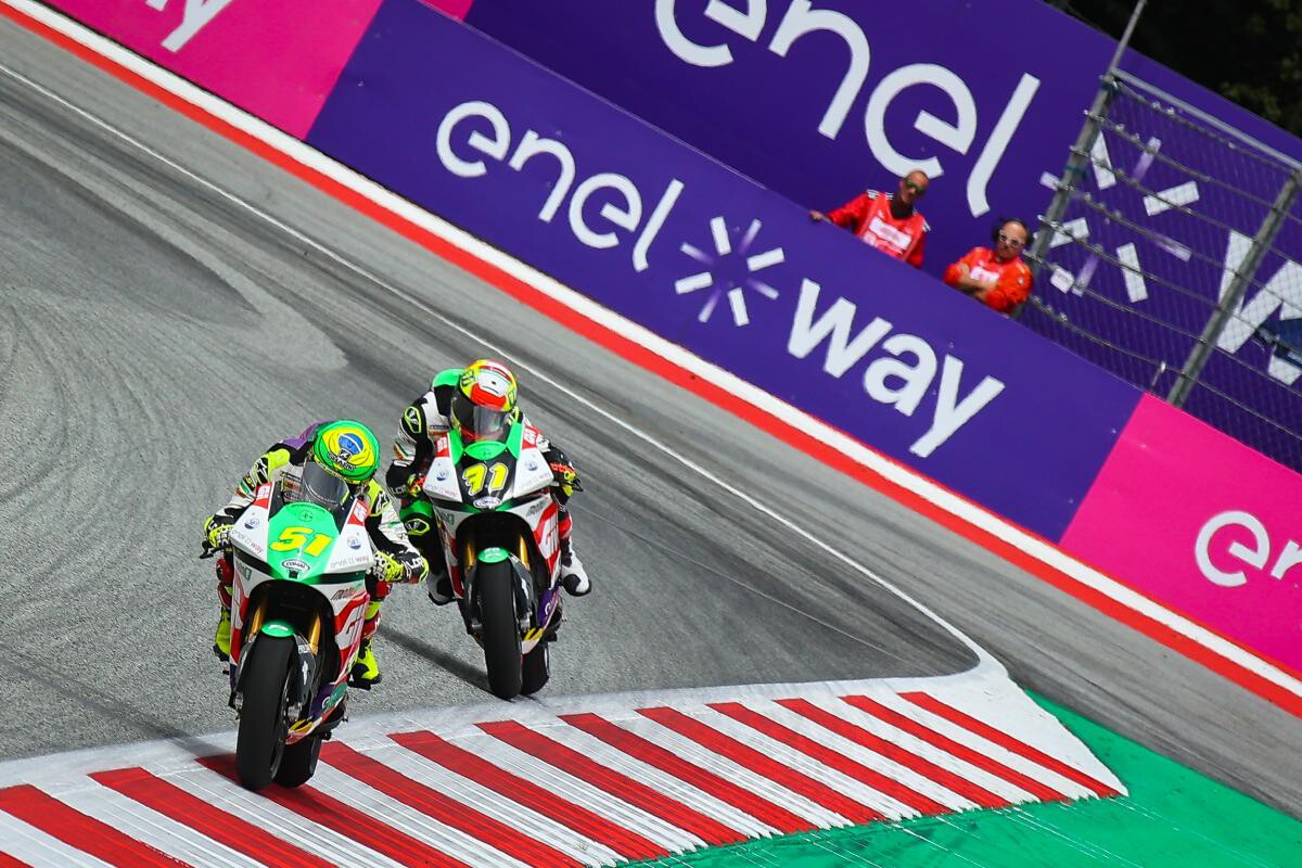 Eric Granado gana la primera carrera de MotoE en Austria por una caída de Mattia Casadei en la penúltima curva
