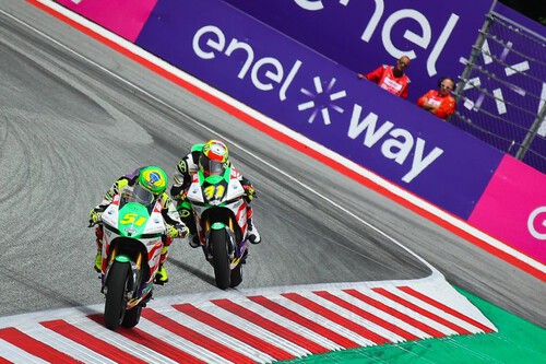 Eric Granado gana la primera carrera de MotoE en Austria por una caída de Mattia Casadei en la penúltima curva