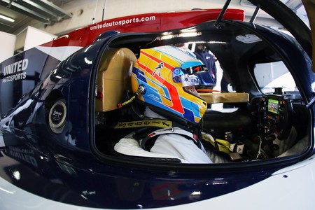 Suma y sigue. Alonso se sube por primera vez en Motorland al Ligier JS P217 de las 24 Horas de Daytona