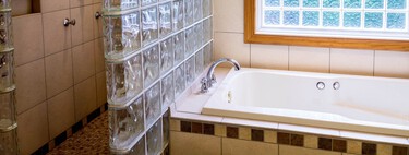 Estaba harto de las manchas de cal en la ducha. Las he eliminado con el truco que me enseñó una limpiadora