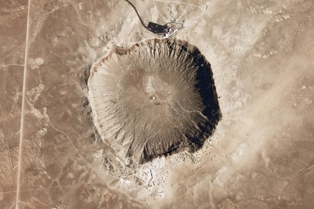 ¿Por qué no es buena idea que toques un meteorito con las manos descubiertas?