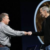 Saltó con un Mac en la mano frente a Steve Jobs: Phil Schiller, el alma de las keynote, da un paso al lado