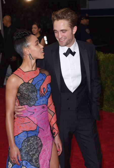 La Gala del MET 2015: Cuando Robert Pattinson posó con su novia en la alfombra roja