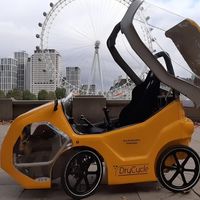 Esta especie de bicicleta eléctrica es más cara que una BMW F850GS, pero cuidado: tiene capota y no te mojas