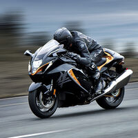 Lo último de Suzuki no es una Hayabusa. A los japoneses les ha dado por vender comida empaquetada como el manual de tu moto o coche