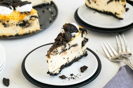 Cómo hacer un cheesecake de oreo sin horno con solo 3 ingredientes, la receta exprés para recibir el Año Nuevo 2026 