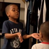 El tierno vídeo viral en el que un niño calma a su hermano de cuatro años enseñándole a hacer uso de la respiración consciente