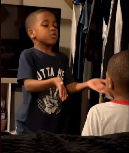 El tierno vídeo viral en el que un niño calma a su hermano de cuatro años enseñándole a hacer uso de la respiración consciente