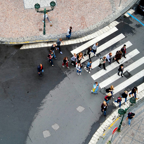 ¿Quieres cruzar la calle? Así es como Google Car detecta tus intenciones y te dice que pases