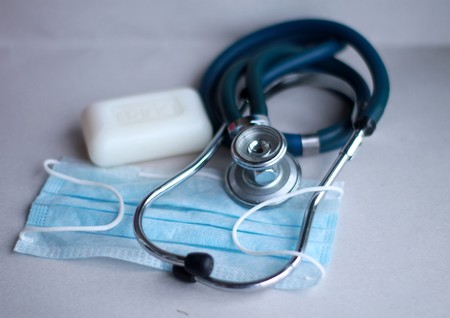 Más de un centenar de sanitarios de varios países piden a las redes sociales combatir la desinformación: "estas mentiras importan"