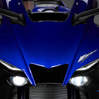 Que tu moto vaya siempre con la luz encendida es culpa de los japoneses, y tiene mucho sentido