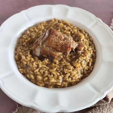 Arroz con pitu de caleya: la receta asturiana que pasó de comida de pueblo a plato de restaurante  