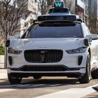 Un robotaxi de Waymo atropella a un niño a la entrada del colegio. La compañía dice que reaccionó más rápido de lo que lo habría hecho una persona