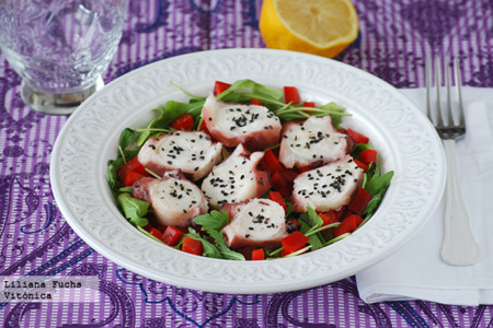 Ensalada de pulpo con rúcula y pimiento crujiente. Receta saludable