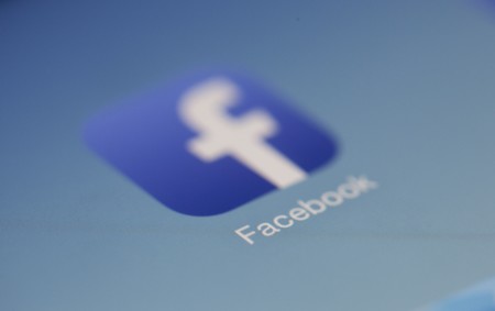 Facebook afirma que Apple ha rechazado una actualización de su app por mostrar avisos a los usuarios sobre la comisión del 30%