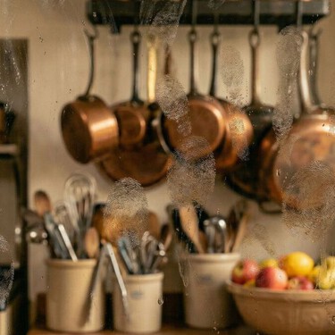 Olvídate de las huellas de dedos en los vidrios: límpialos con esta fórmula natural y casera